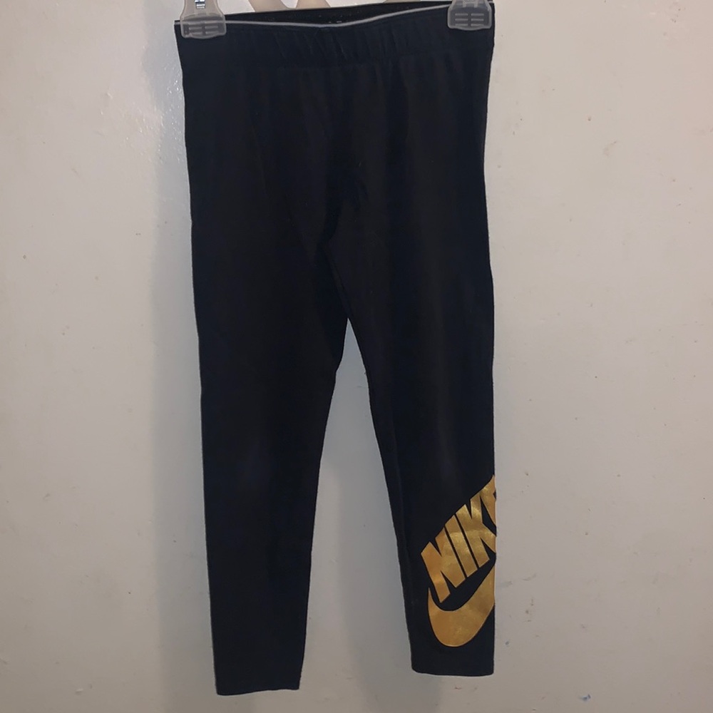 Black and gold Nike leggings, size 6 in girls.
